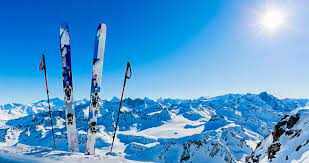 Winter in den italienischen Alpen: Skifahren im Schnee