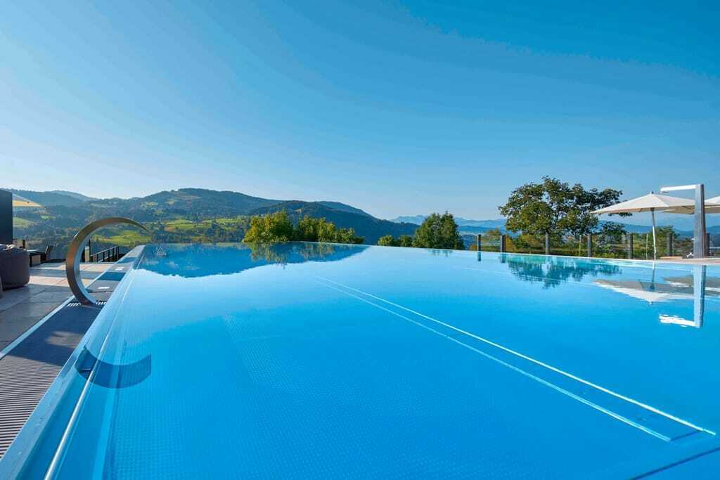 Hotel in den Alpen mit Pool