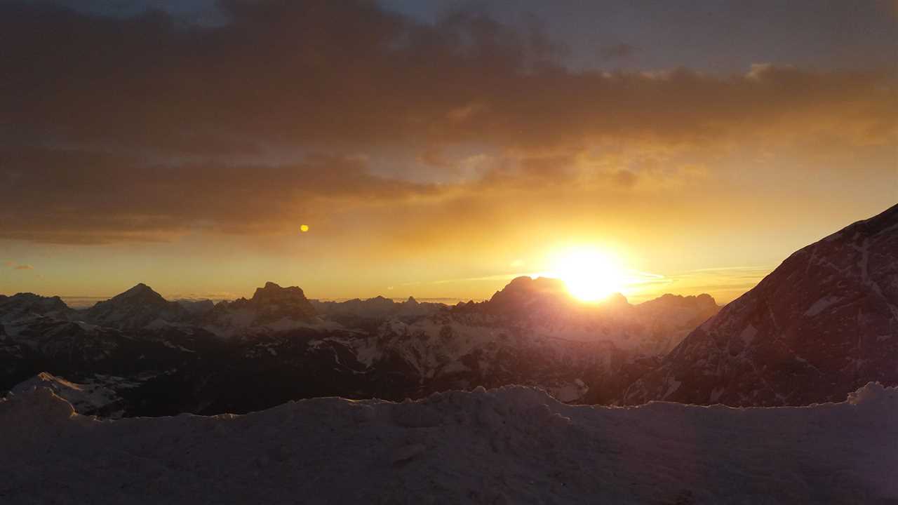 Die Schönheit der Alpen bei Sonnenaufgang