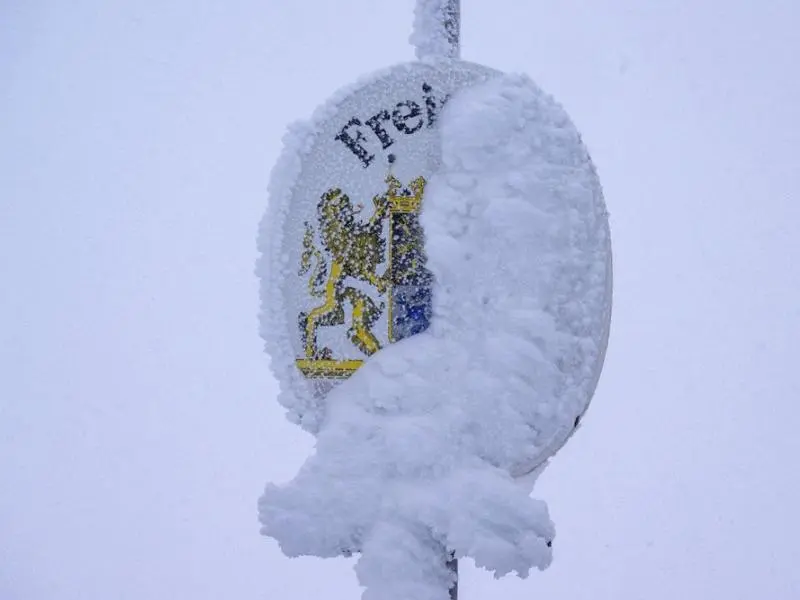 Schneemassen und Dächer zum Einsturz bringen